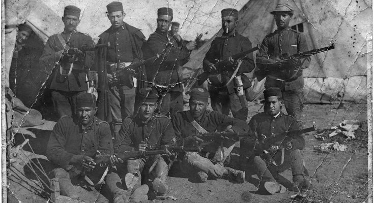 Grup de soldats a la guerra. En Llorenç Pons és el segon per la dreta, dels asseguts a terra.