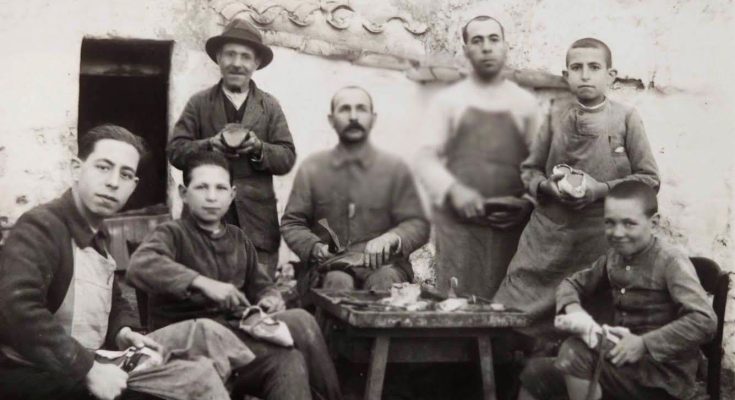 Asseguts: Jaume Mascaró Al·lès (nebot de l’avi Pericàs), Perico Al·lès Coll, l’avi Pericàs, Antoni Al·lès Coll. Drets: En Mercadalet, en Nanitas i en Perico Mascaró Al·lès (nebot de l’avi).